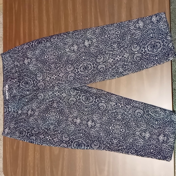 Dockers Patterned Capris Size 8 - Picture 1 of 4